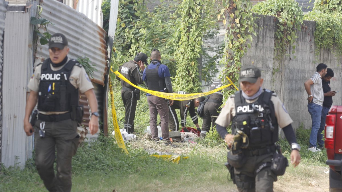 Policías acudieron al punto para recabar información y retirar el cuerpo.