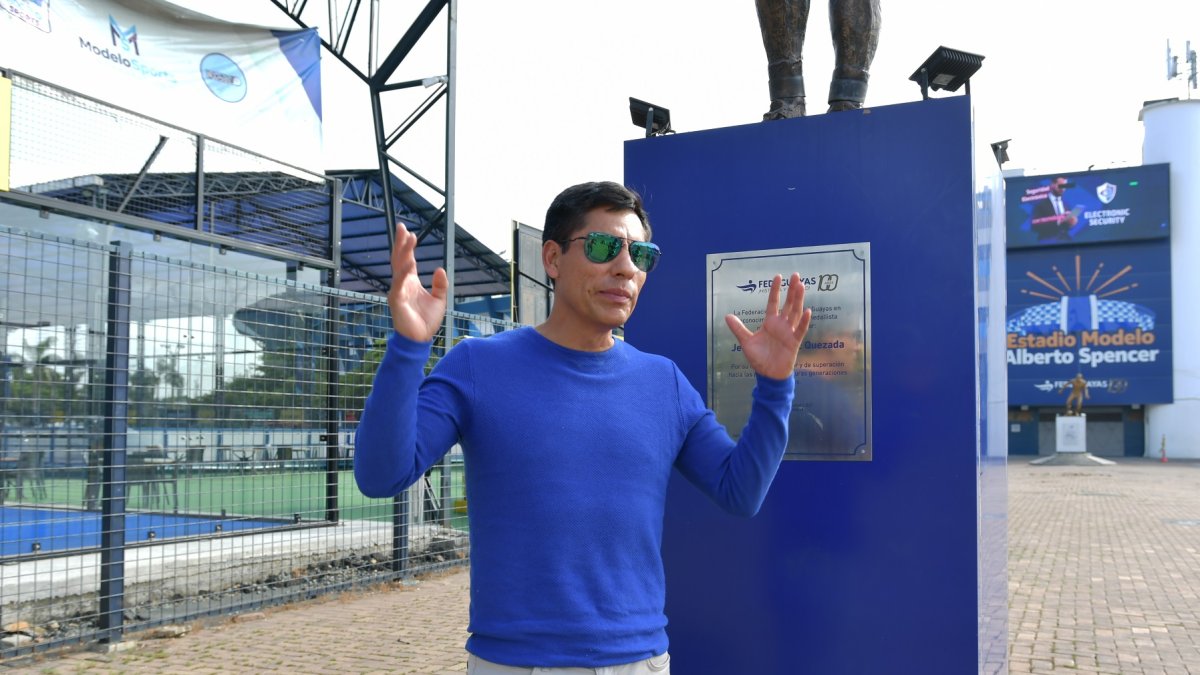 Jefferson Pérez, junto al monumento en su honor en el estadio Modelo Alberto Spencer de Guayaquil.