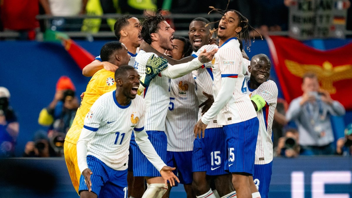 La selección de Francia festejó la clasificación a semifinales tras vencer en penales a Portugal