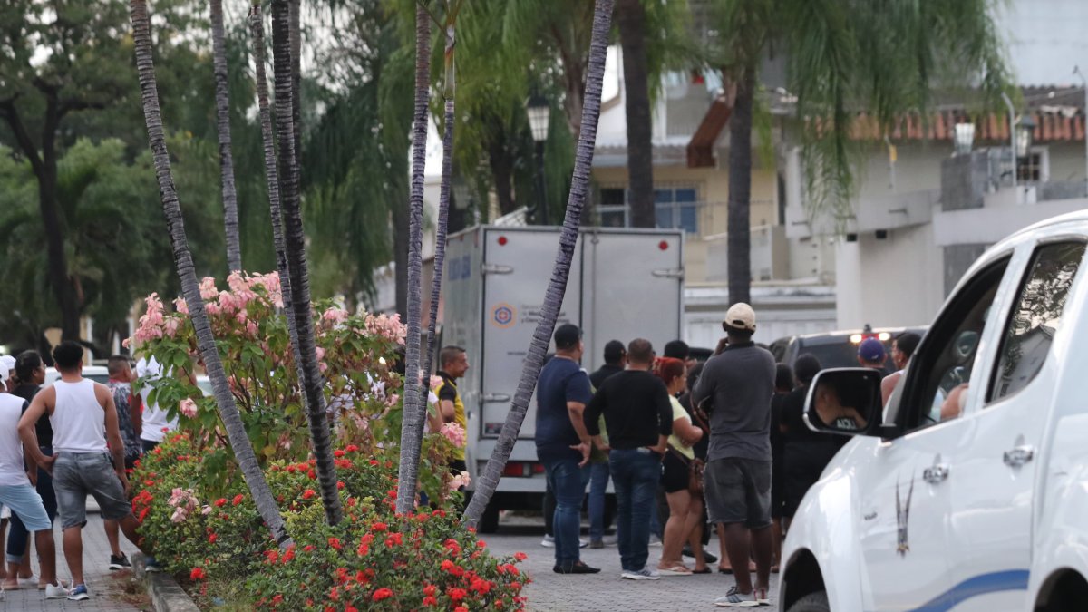 Varias personas se acercaron al lugar para saber lo acontecido.