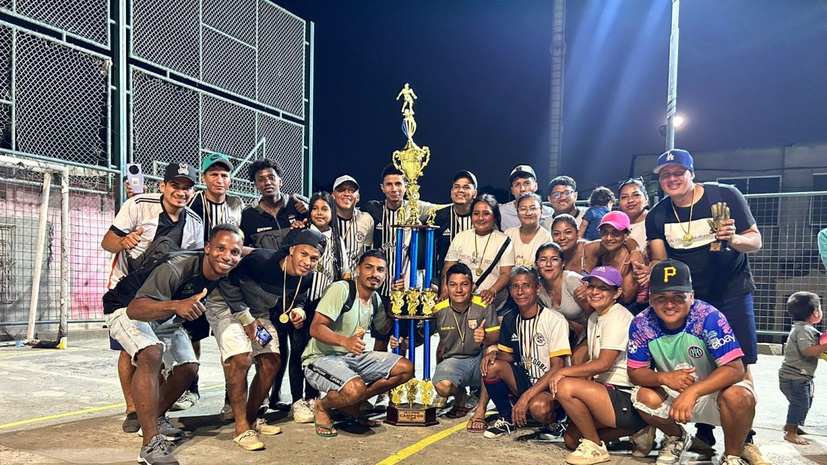 Los integrantes de Inolvidables celebraron el trofeo del barrial El Patucho.