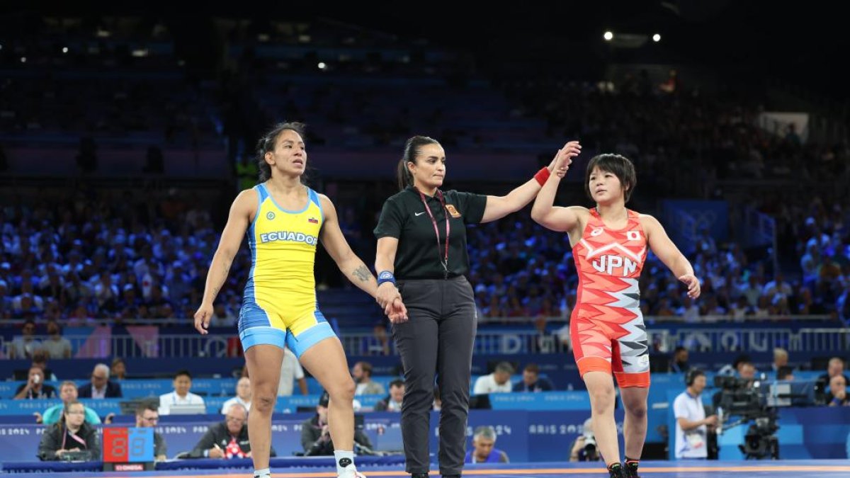 Tsugumi Sakurai de Japón (d) se llevó la victoria ante Luisa Valverde de Ecuador en París 2024