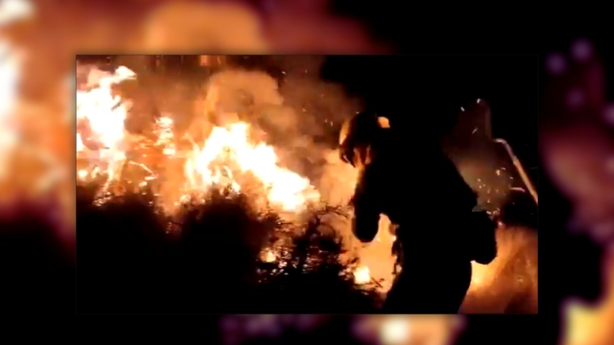 El Cuerpo de Bomberos de Quito ha llevado una labor ardua para controlar este incendio registrado en las laderas del Pichincha.