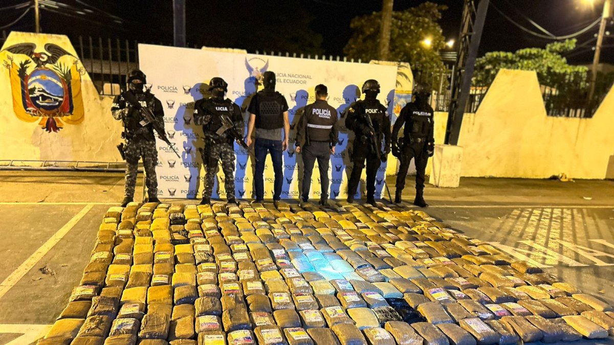 La Policía presentó a los detenidos y lo incautado.