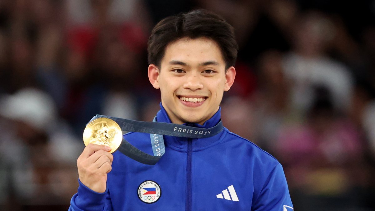 El ganador de la medalla de oro Carlos Yulo de Filipinas posa en el podio de la final de salto masculino de las competiciones de gimnasia artística en los Juegos Olímpicos de París 2024.