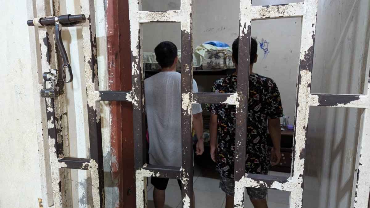 Una de las habitaciones tenía tamaño reducido y una puerta con rejas y picaportes.