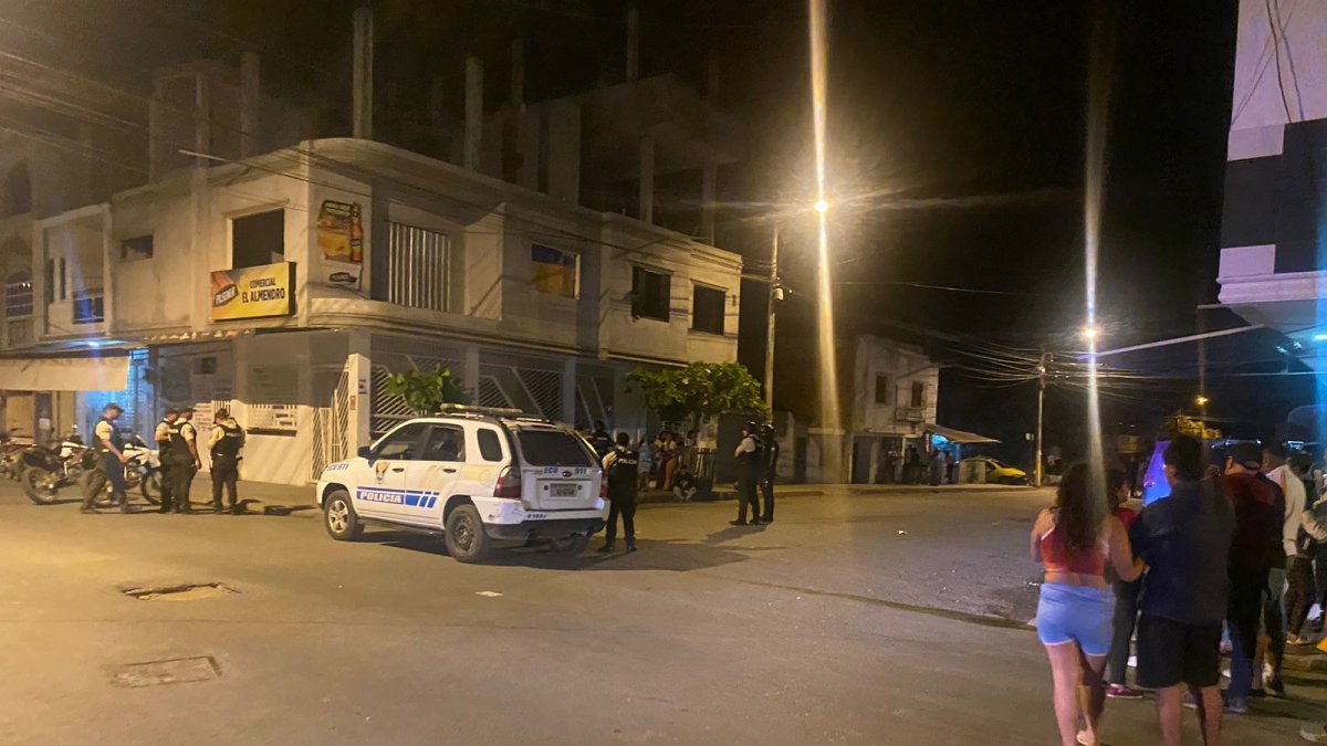 Agentes revisan si en el sector hay cámaras de seguridad para tratar de identificar a los atacantes.