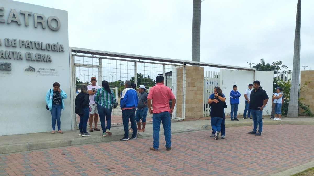 Varios parientes de los cuatro asesinados acudieron a la morgue de Santa Elena, donde hicieron los exámenes legales a los cuerpos.