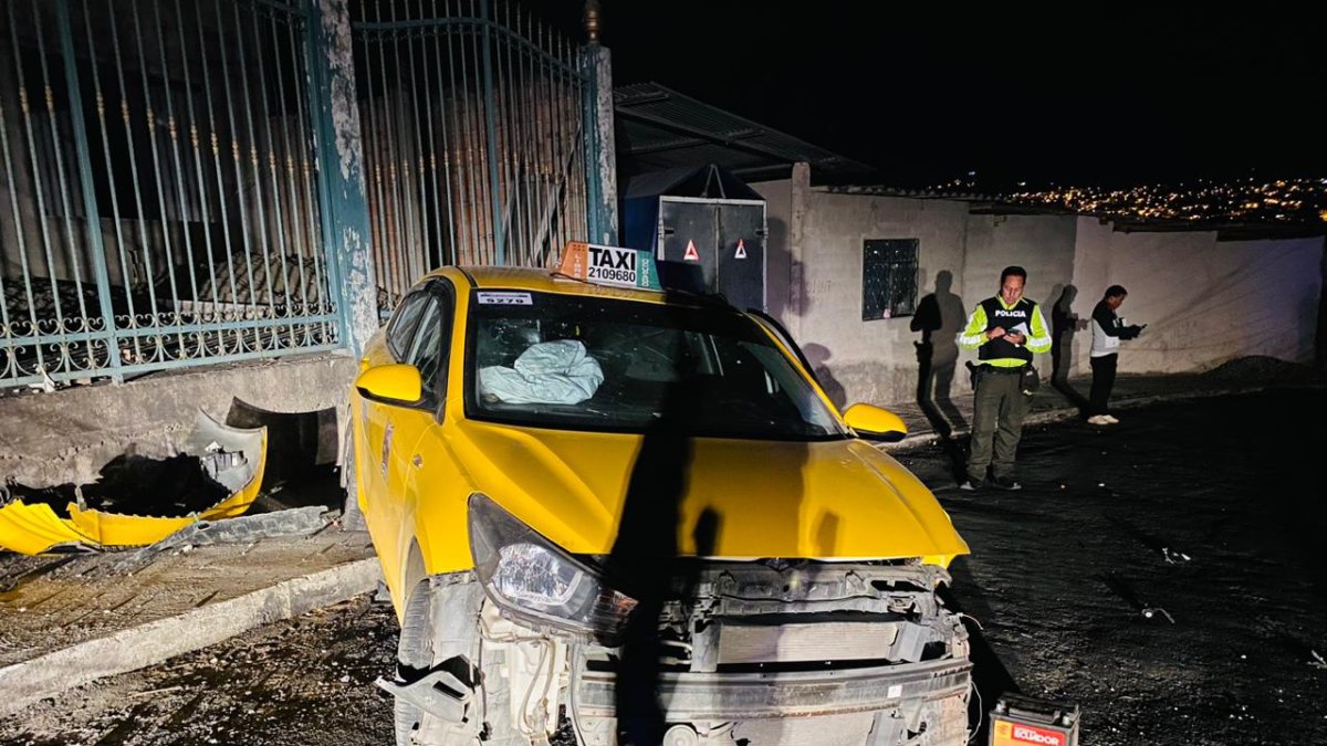 Tras la persecusión policial, los delincuentes se estrellaron en el vehículo.