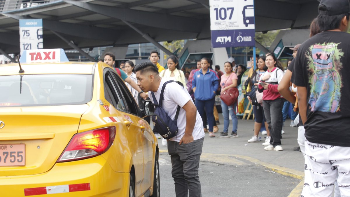 Usuarios tratan de llegar a sus trabajos. Largas filas en el Terminal Terrestre.