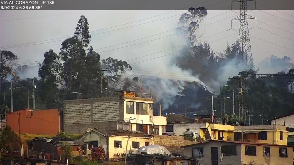 El incendio se mantiene en la parte de la montaña de la vía Alóag - Santo Domingo.