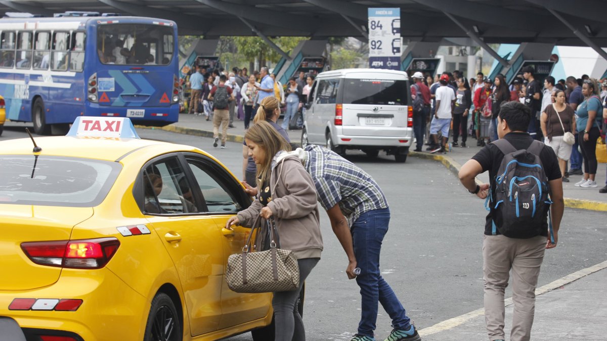 Guayaquil amaneció sin transporte público, muchos usuarios permanecen a la espera de transporte mientras otros buscan taxis y otros medios para movilizarse.