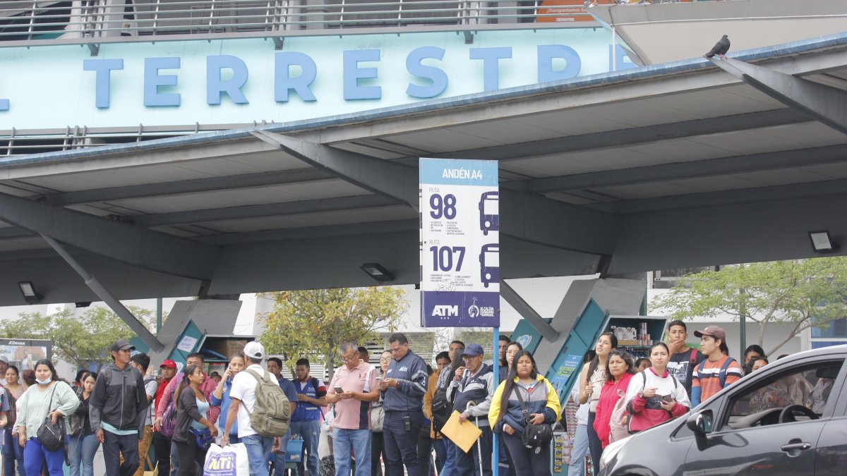 Estudiantes y padres de familia no pueden movilizarse.