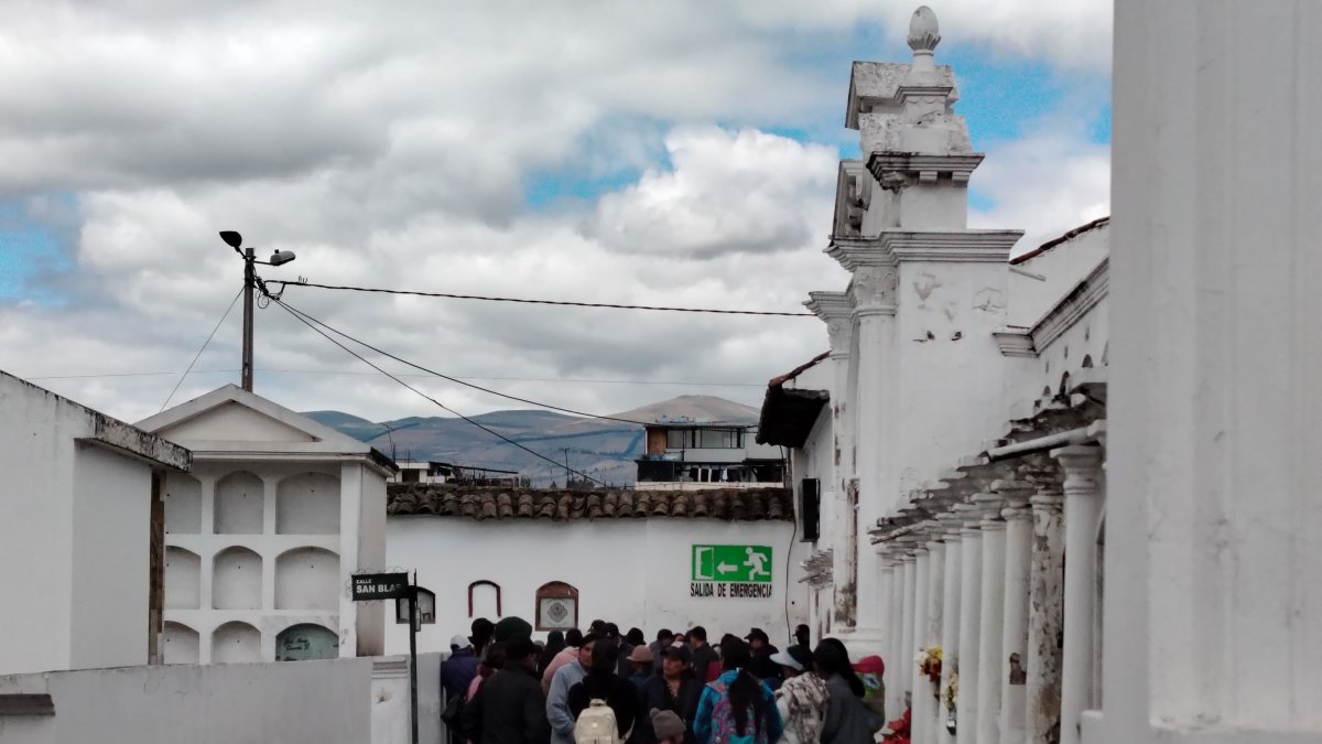 El cuerpo fue velado y enterrado en el cantón Saquisilí, en medio de los lamentos de los miembros de su comunidad.