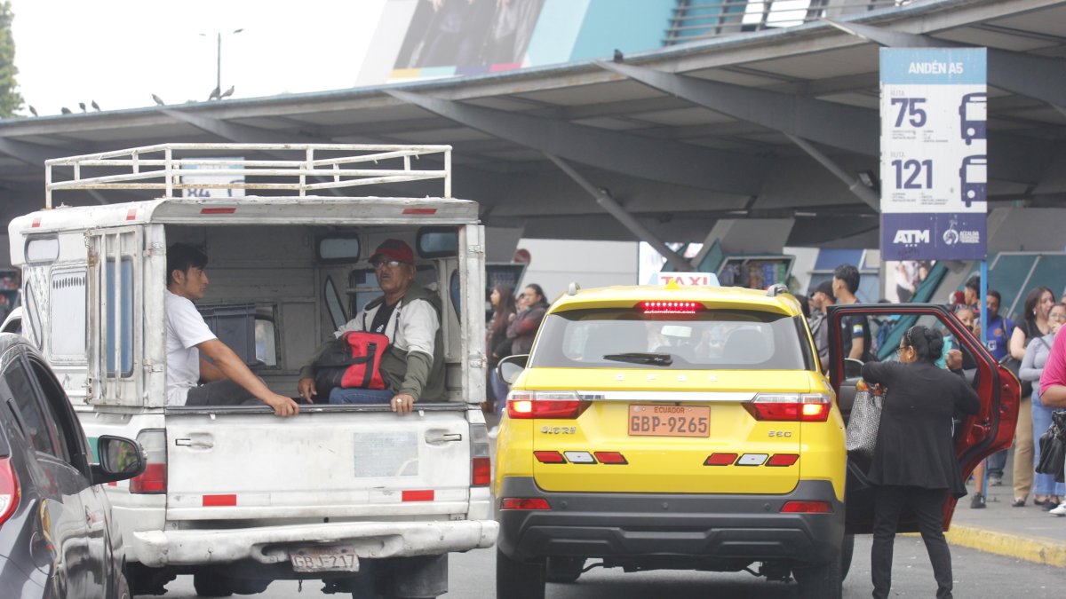 Ciudadanos recurrieron a alternativas improvisadas para movilizarse, como subirse en los baldes de camionetas.