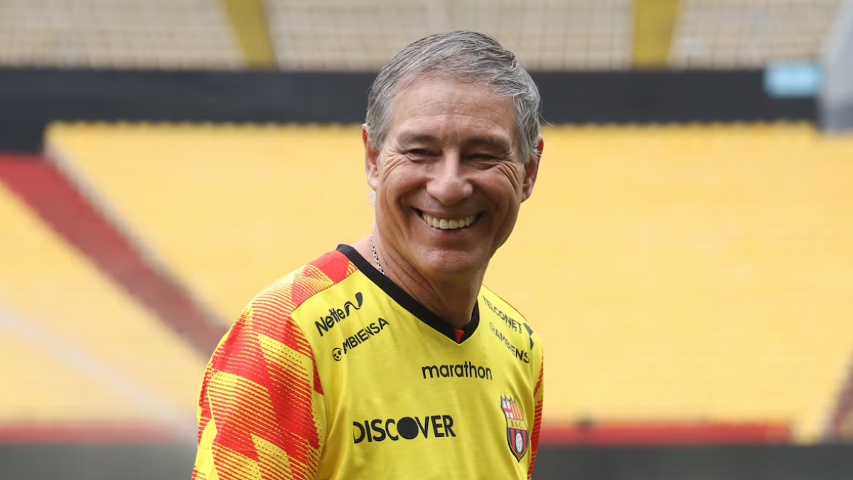 Ariel Holan fue anunciado en el estadio Monumental, tras la salida de Diego López