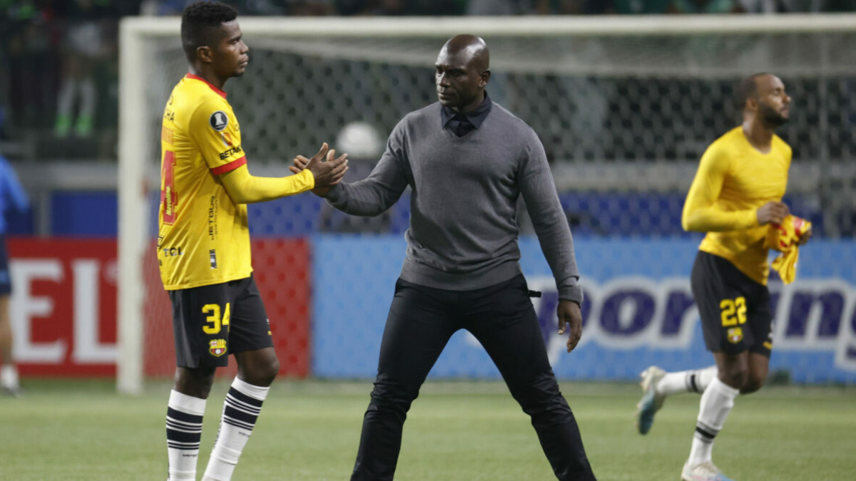 El ecuatoriano Segundo Alejandro Castillo (c) dirigiendo a Barcelona de manera interina