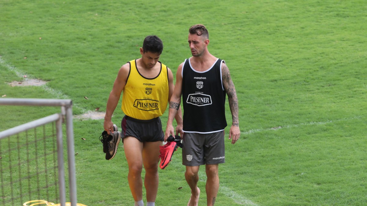Damián Díaz (d) junto a Matías Oyola en un entrenamiento de Barcelona SC