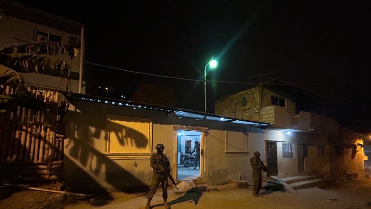 Unidades investigativas dieron con la casa donde se almacenaba un arsenal de armas.