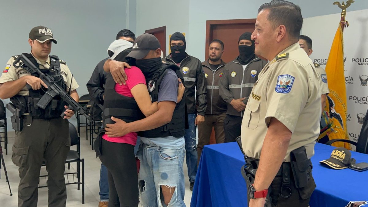 El hombre se emocionó al reencontrarse con su familia.