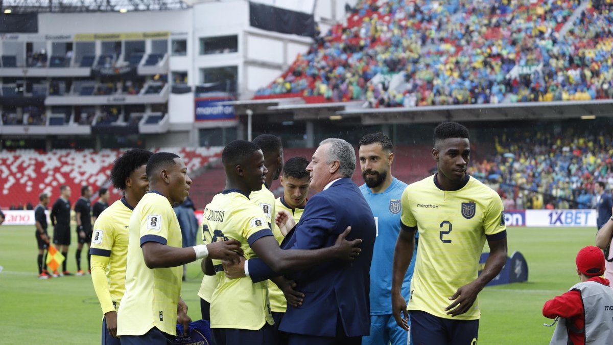 Gustavo Alfaro intercambia palabras con Moisés Caicedo, referente de la Tricolor.