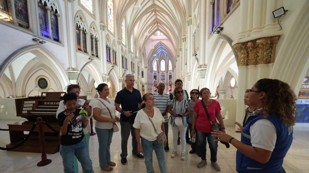 Masiva concurrencia en el día en que se iniciaron los recorridos en lo alto de la Catedral de Guayaquil.