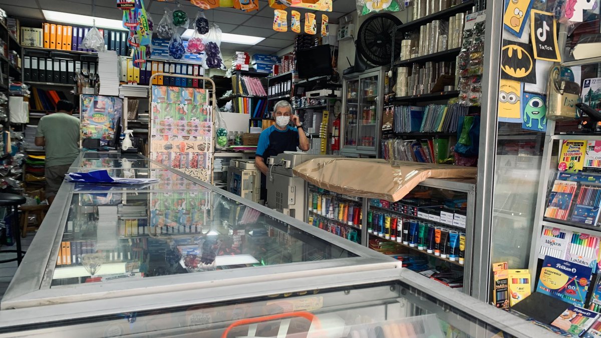 Pedro Sánchez esperaba clientela tras el regreso de la luz.