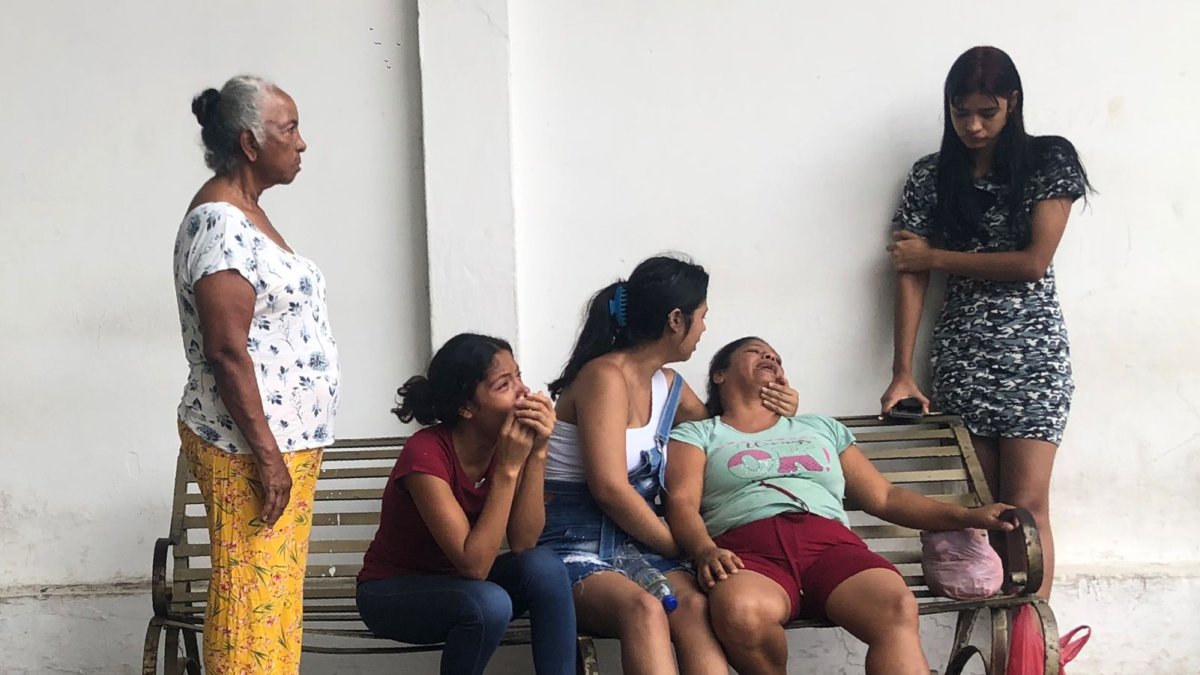 Familiares del fallecido tratan de darle consuelo a su madre.