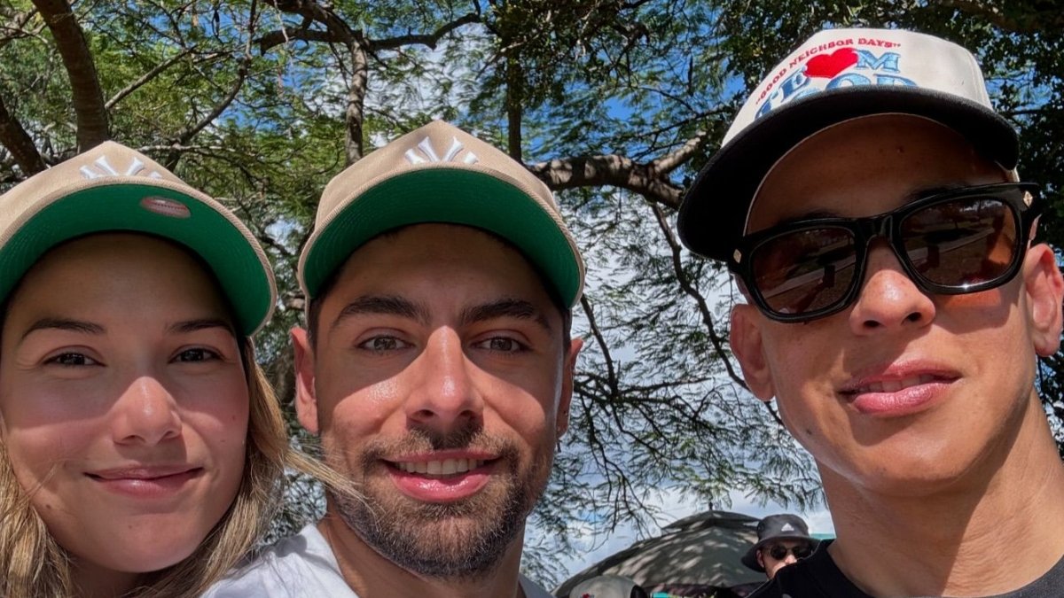 Alejandra Jaramillo, Beta Mejía y Daddy Yankee en evento benéfico en Florida, Estados Unidos.