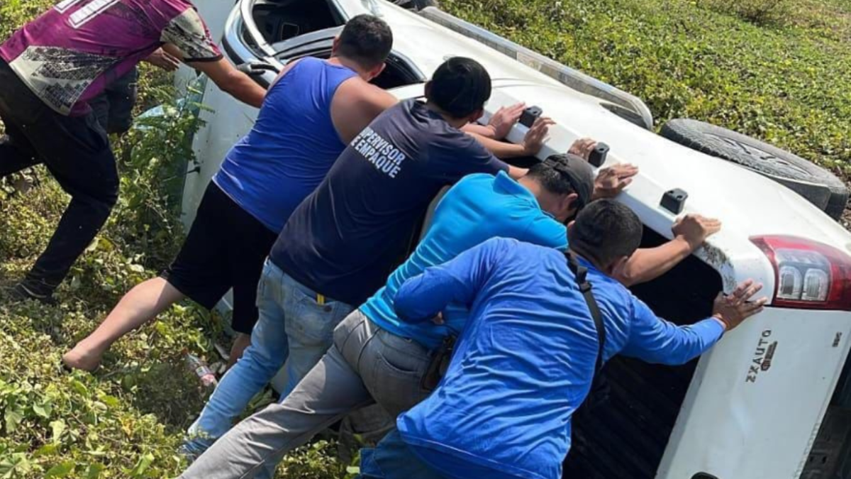 El vehículo donde viajaban las víctimas se volcó al intentar huir del ataque armado.