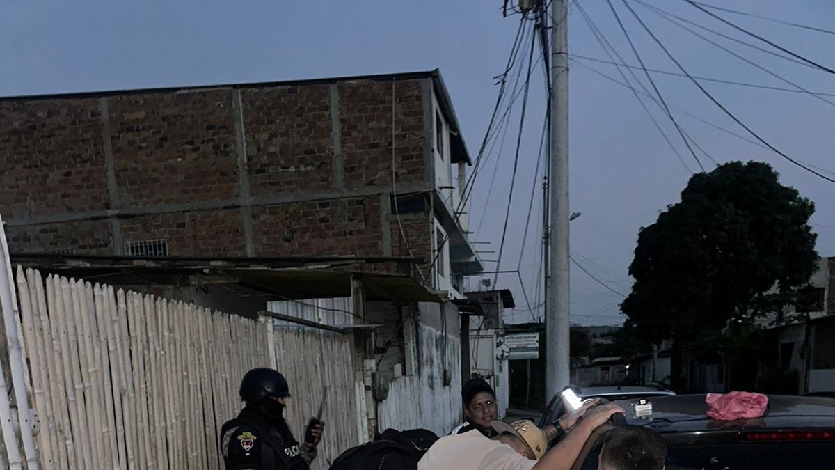 La Policía Nacional neutralizó a dos hombres que se movilizaban en un automóvil negro en la ciudadela San Alejo.