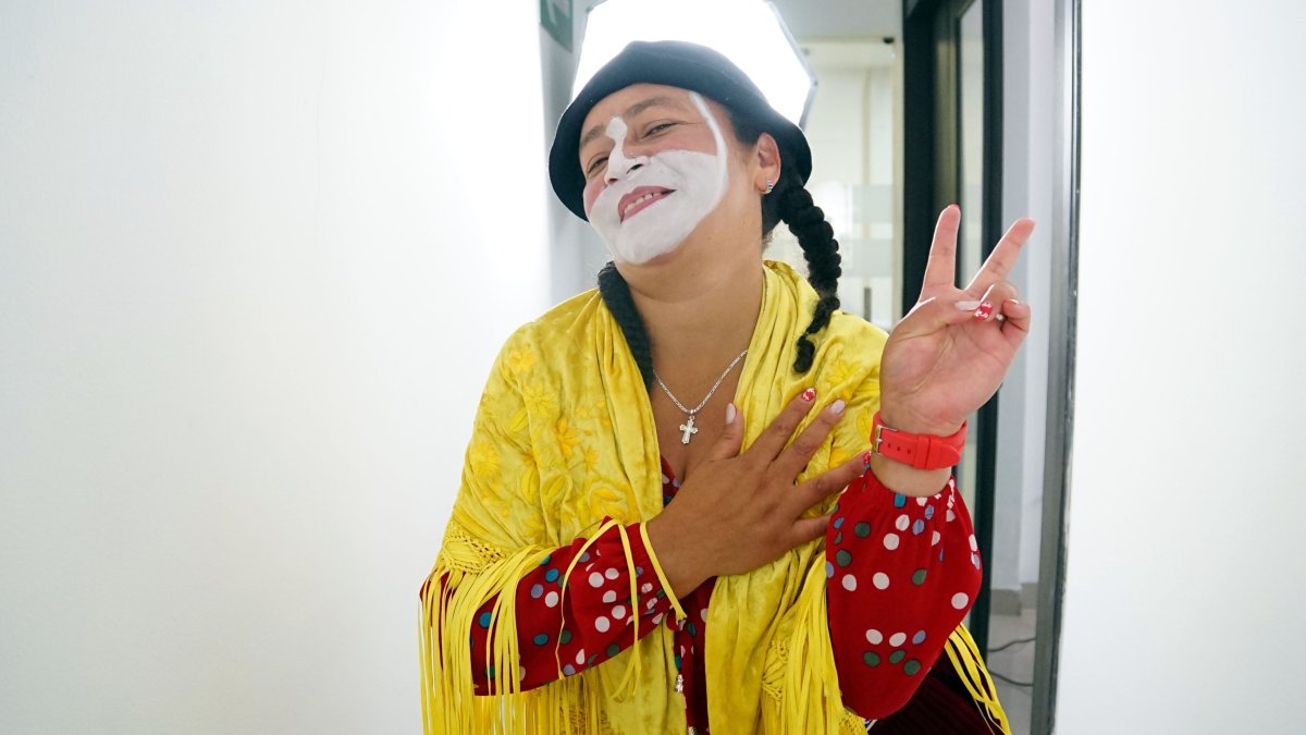 La vestimenta de Lola es un híbrido de algunas provincias del Ecuador.