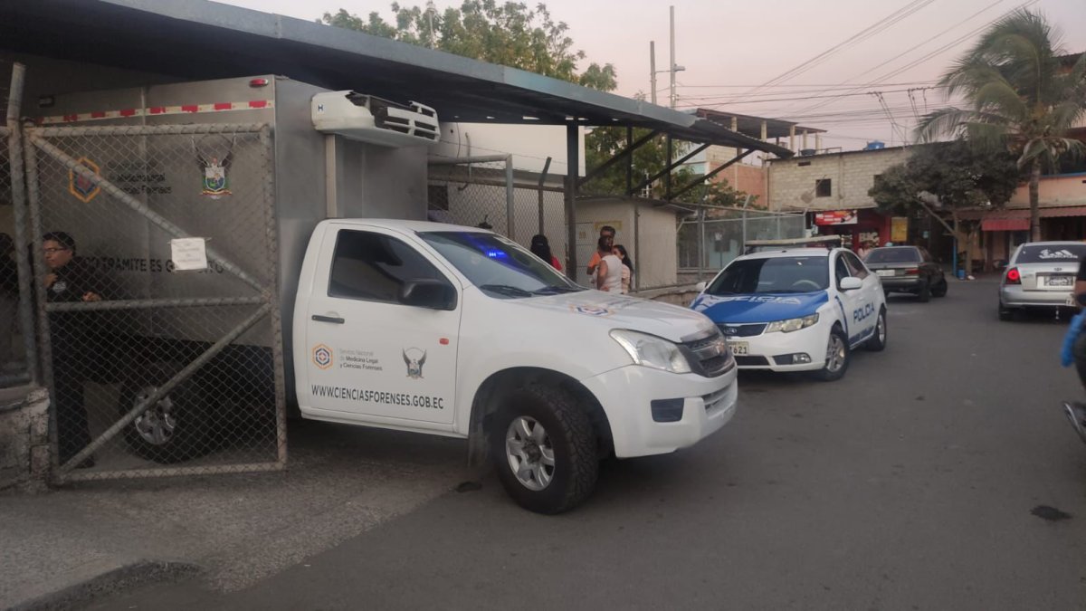 El vehículo de Medicina Legal retira el cadáver del menor desde el Centro de Salud Daniel Acosta.