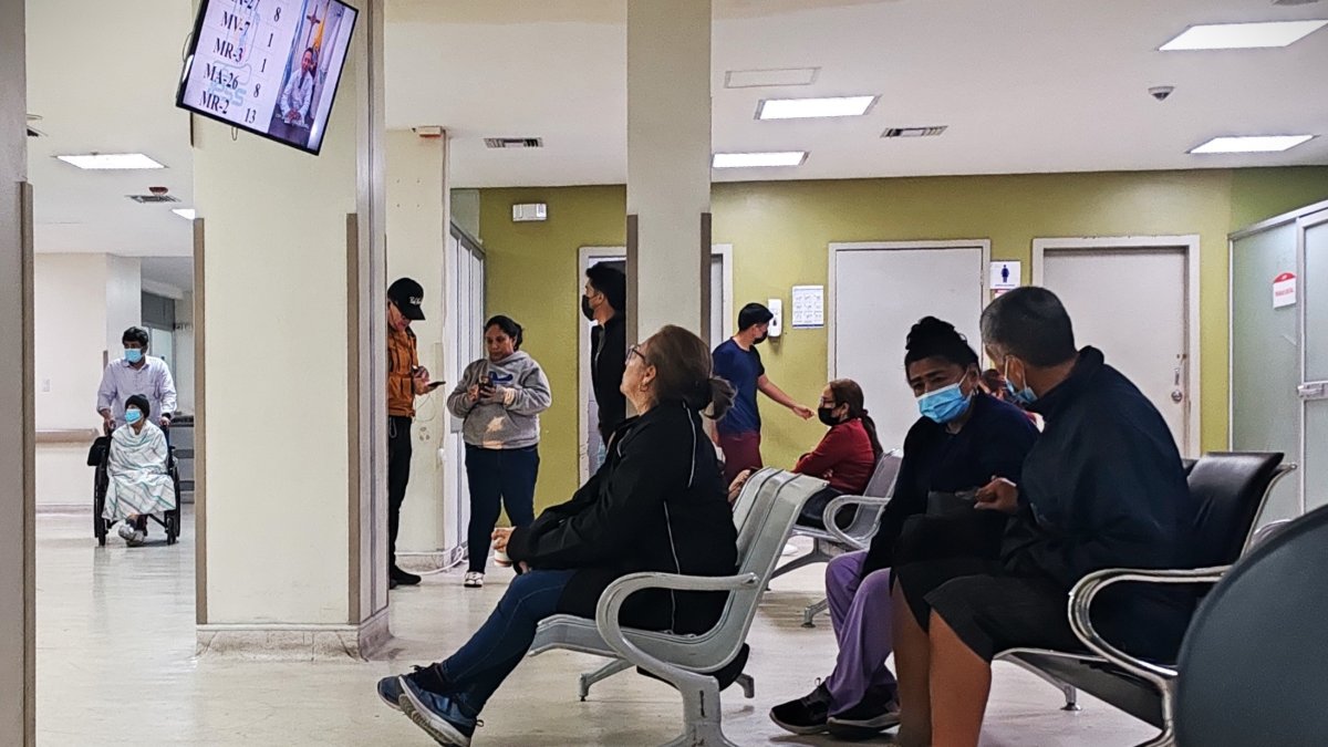 Los pacientes o sus familiares intentan enviar mensajes y hacer llamadas, sin suerte, durante los apagones en el hospital.