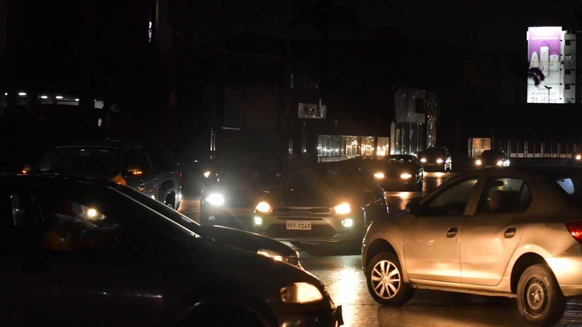 Apagón en Guayaquil generó inconvenientes en el norte. Usuarios reportan que siguen sin energía.