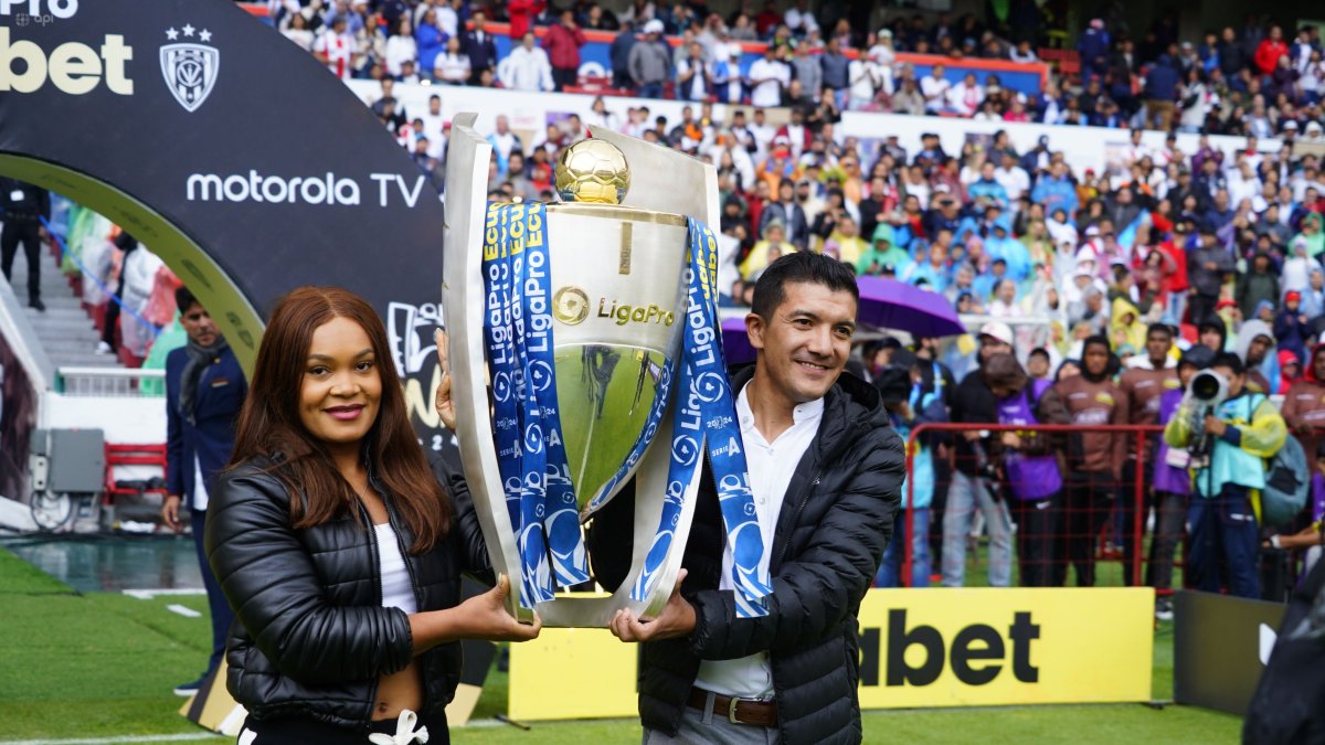 Neisi Dajomes y Richard Carapaz, medallista de Oro en Juegos Olímpicos con el trofeo de LigaPro.