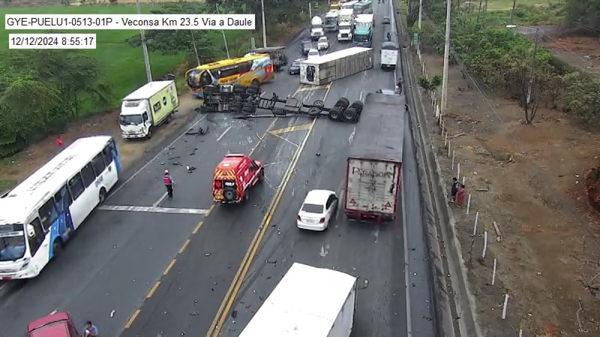 La novedad vial se produjo entre tres vehículos, informó el ECU 911.