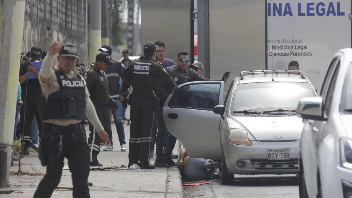 Los dos cuerpos fueron encontrados en el asiento posterior del vehículo, con trapos en la boca.