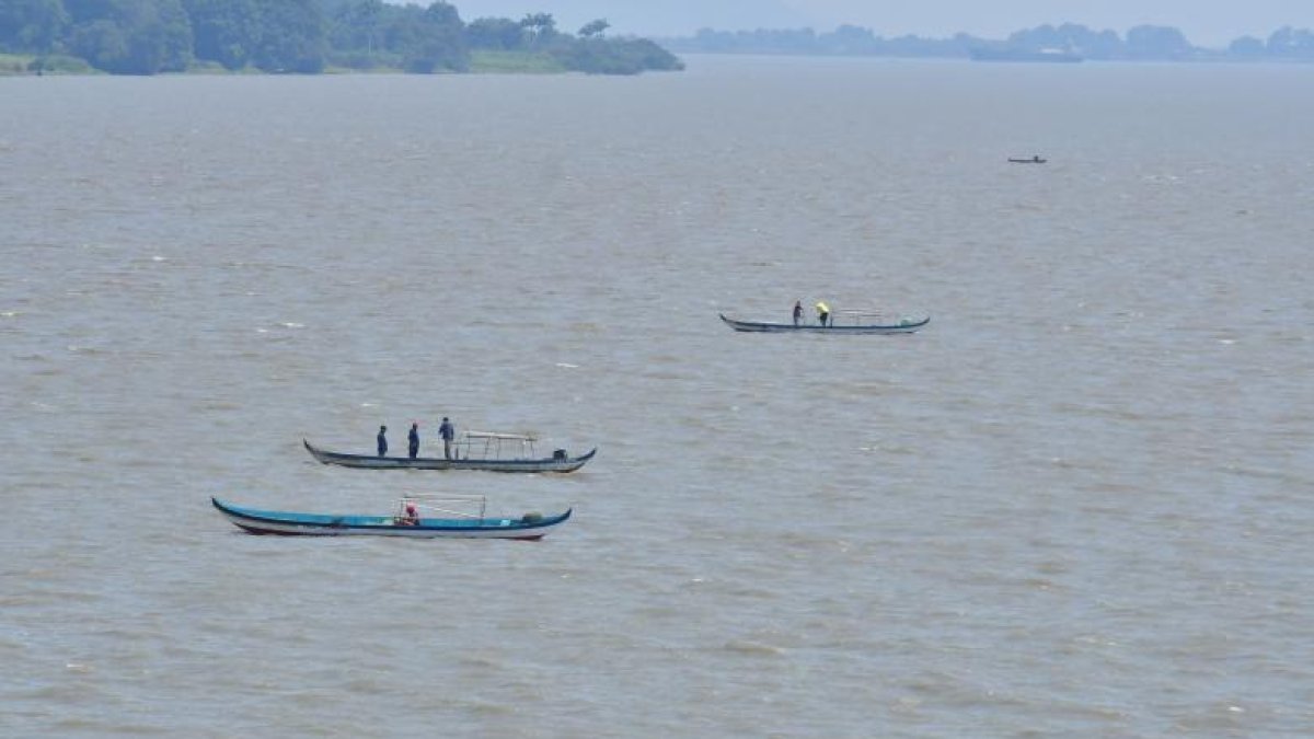 Pequeñas embarcaciones navegan a diario por el río Guayas.