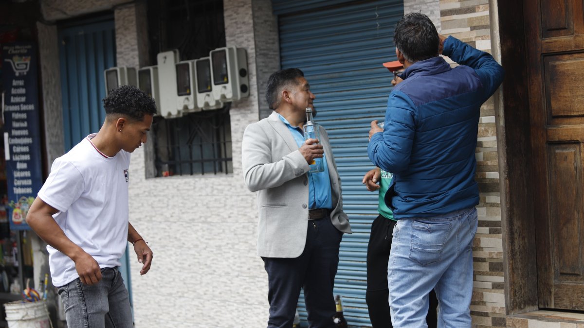 Algunos quiteños se tambaleaban de tanto beber trago, pero aún así, querían festejar la llegada del 2025.