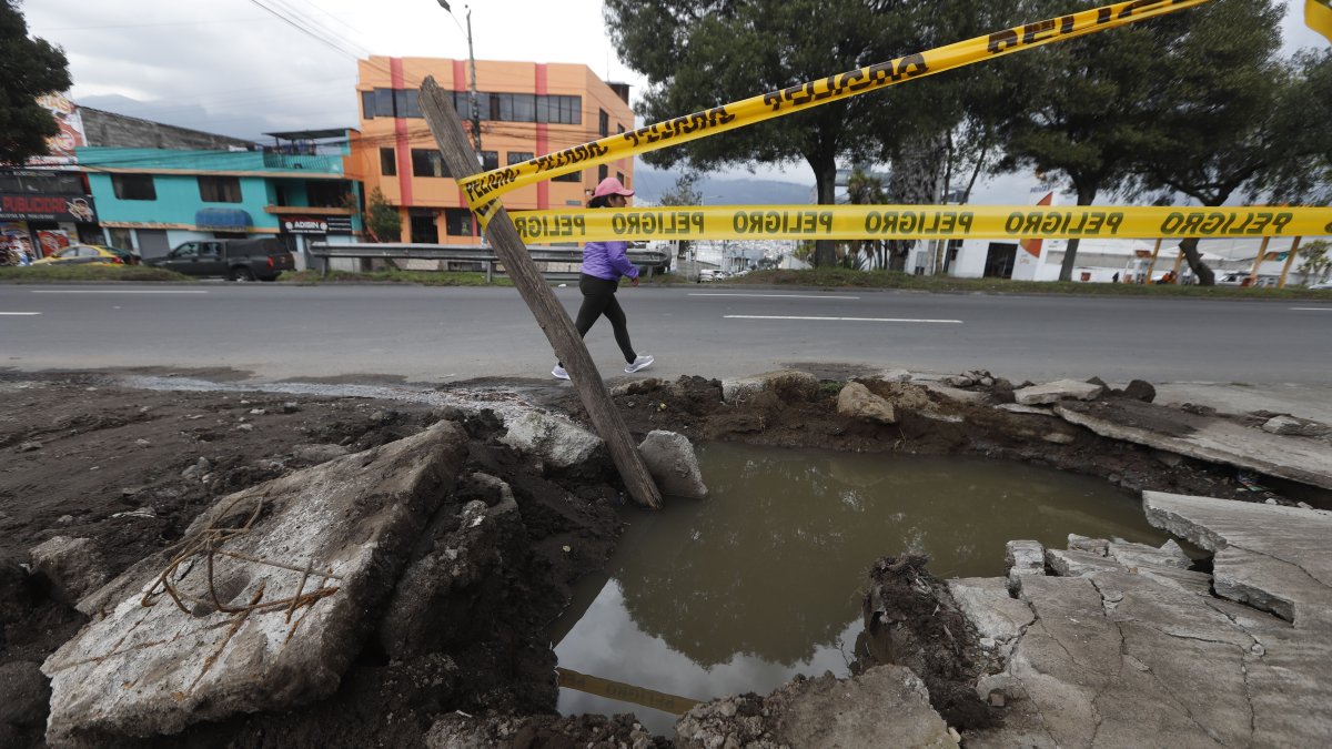 En una revisión ya se rompió la vereda, pero no hay reparación de la fuga.