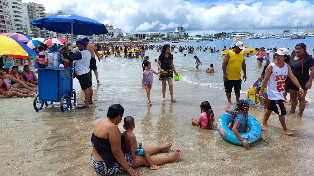 Miles de turistas disfrutan del Carnaval 2025 en Salinas.