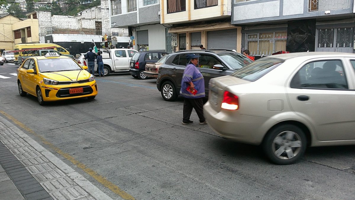 La Policía realizó el levantamiento del cuerpo de una joven que, al parecer, se quitó la vida en la calle Olmedo, en Ambato.