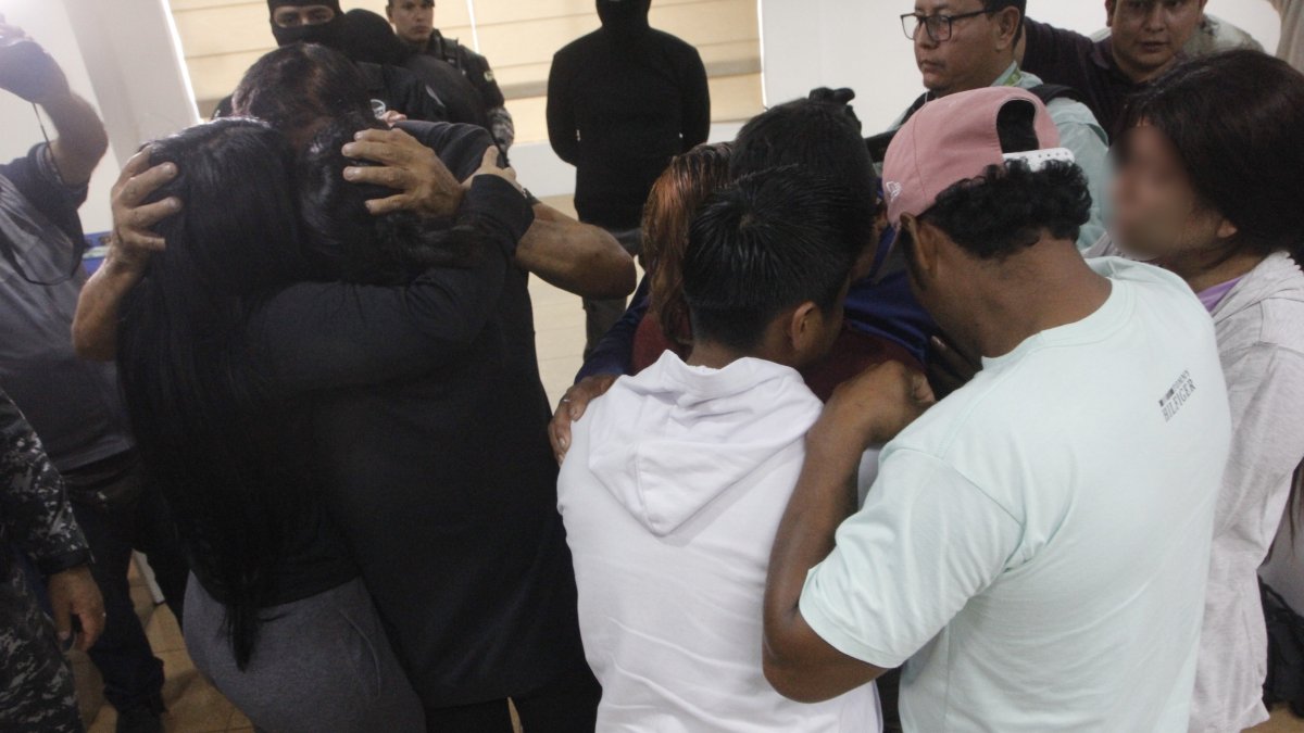 Los ciudadanos se reencontraron con sus familiares este lunes.