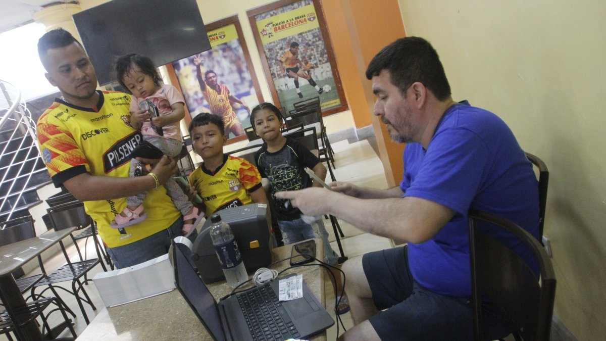 Samuel Alfonso llegó en familia a comprar sus boletos y aplicó el ‘tarjetazo’.