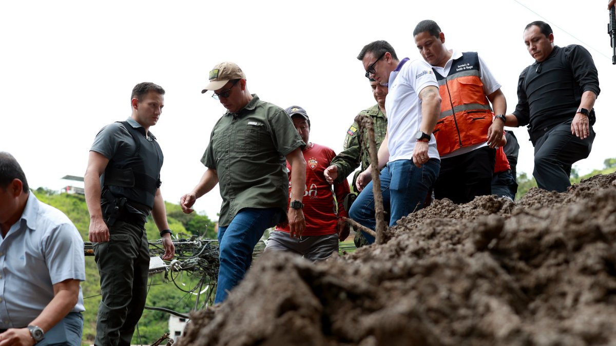 El presidente Daniel Noboa visitó la zona cero del aluvión en Piñas.