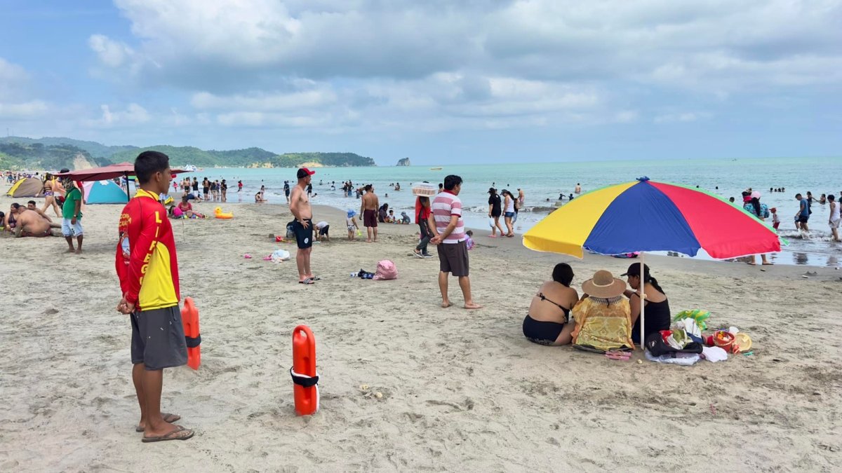 Salvavidas resguardan a los turistas en Atacames.