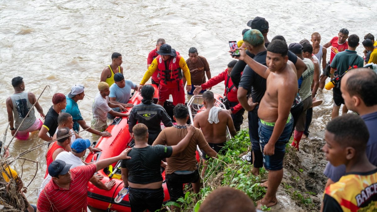 Personal de emergencias intentó rescatar al conductor.