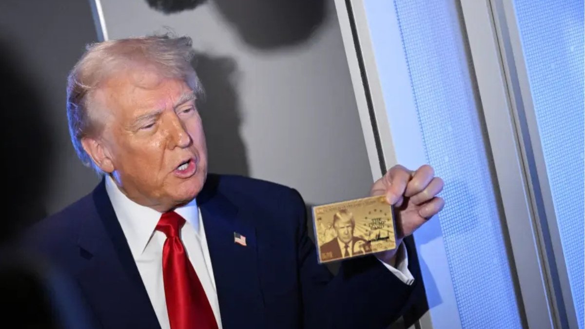 El presidente presentó una tarjeta de residencia permanente con su rostro por cinco millones de dólares