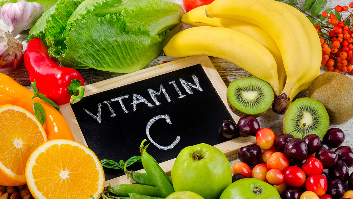 No solo las naranjas, muchas frutas y verduras te brindan la vitamina C que tu cuerpo necesita.